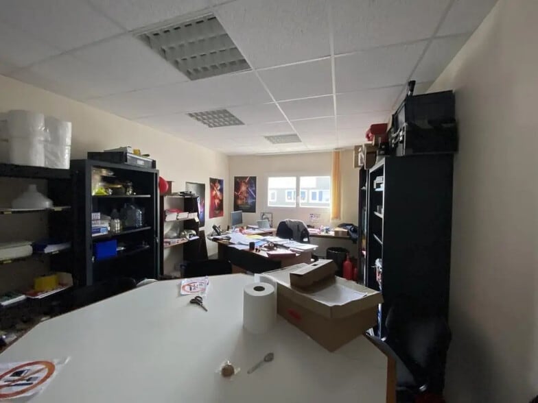 Office in Le Petit-Quevilly for lease - Interior Photo - Image 3 of 3