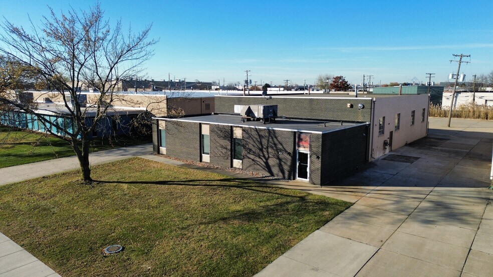 217 Indusco Ct, Troy, MI à louer - Photo du bâtiment - Image 2 de 3