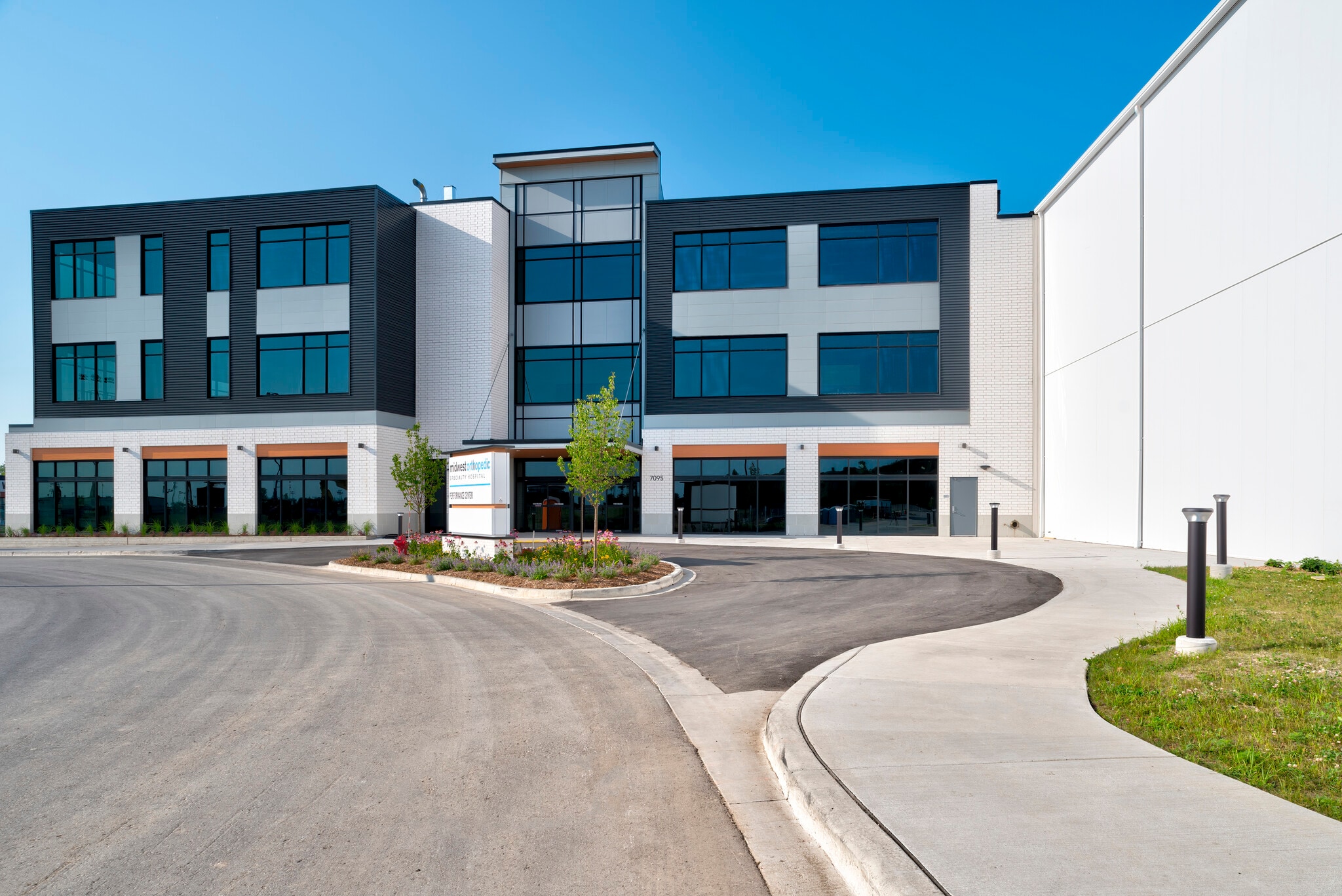 7095 S Ballpark Dr, Franklin, WI for lease Building Photo- Image 1 of 9