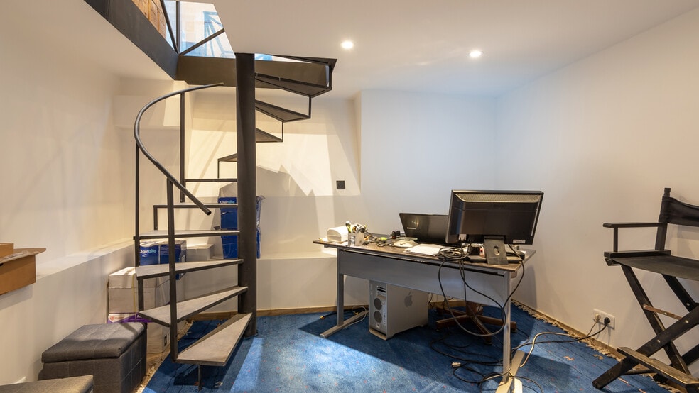 Multifamily in Paris for sale - Building Photo - Image 2 of 4