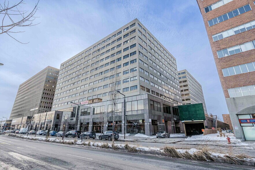 433 Rue Chabanel O, Montréal, QC à louer - Photo du bâtiment - Image 2 de 7