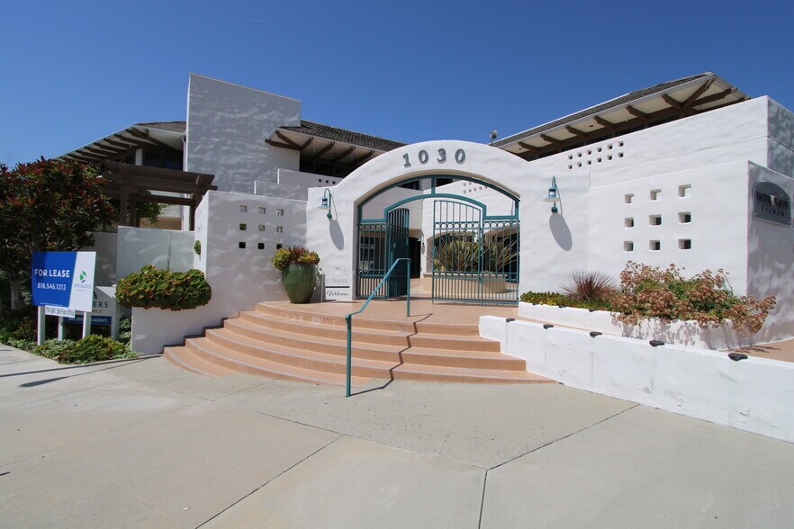 1030 Foothill Blvd, La Cañada Flintridge, CA à louer - Photo du bâtiment - Image 2 de 7