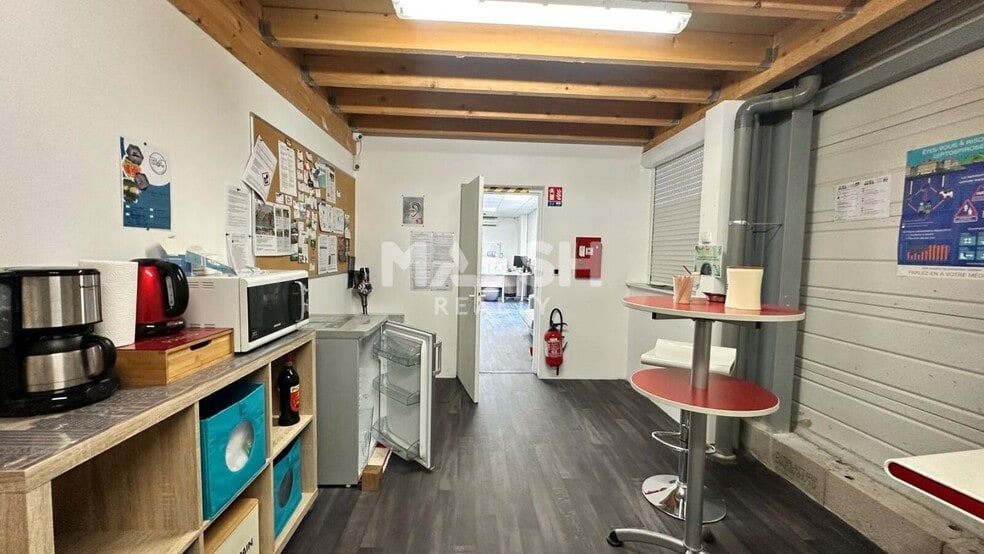 Flex in Guéreins for lease - Interior Photo - Image 3 of 9