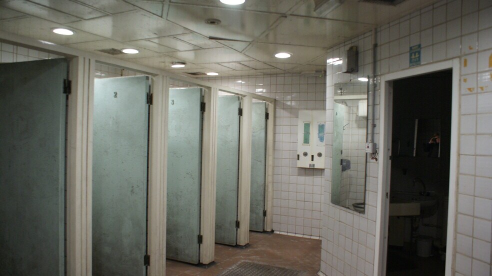 Orange Sq, London for lease - Interior Photo - Image 3 of 3