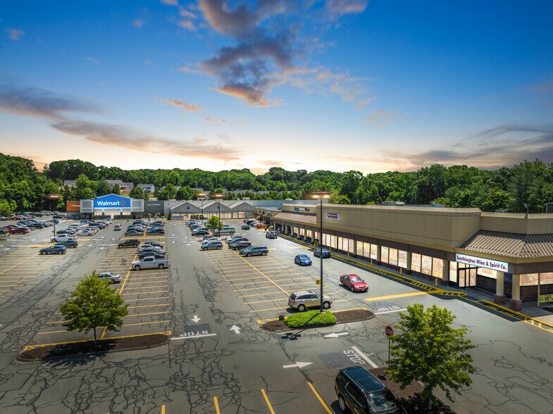 235 Queen St, Southington, CT à louer - Photo du bâtiment - Image 2 de 14