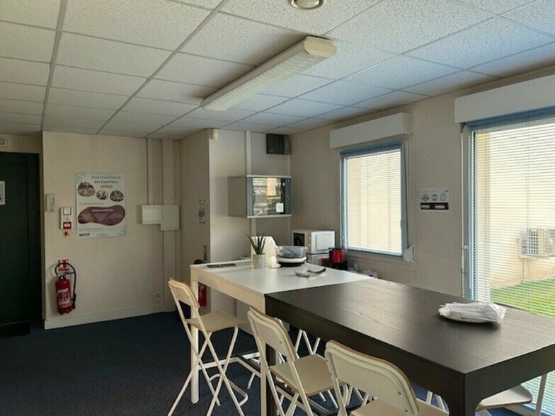 1 Mail De La Papoterie, Chambray-lès-Tours for lease - Interior Photo - Image 2 of 6