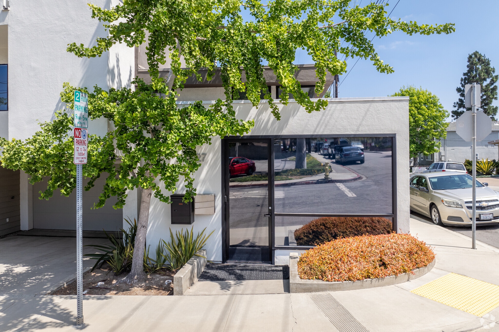 627 Aviation Way, Manhattan Beach, CA for lease Building Photo- Image 1 of 16