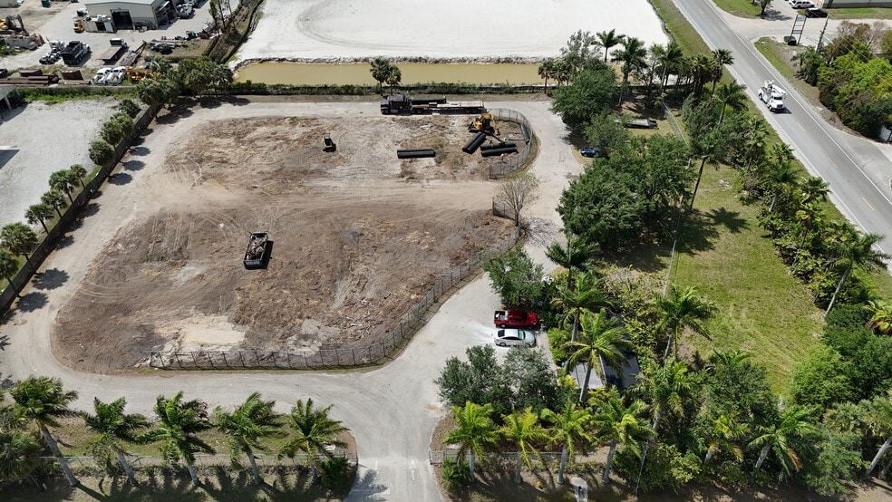 3401 Old Metro Pky, Fort Myers, FL for lease - Building Photo - Image 3 of 6