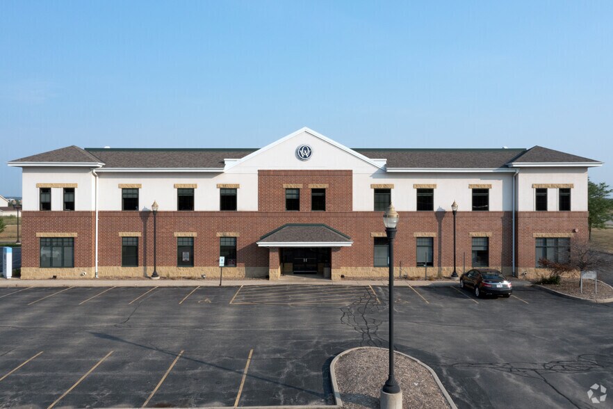 1231 S Rochester St, Mukwonago, WI à louer - Photo du bâtiment - Image 3 de 5