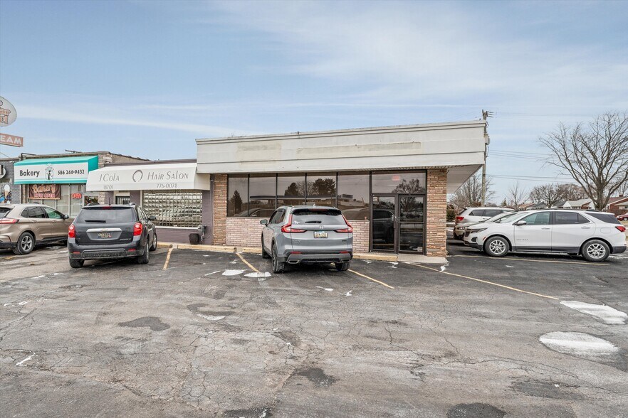 18703 E 10 Mile Rd, Roseville, MI à louer - Photo du bâtiment - Image 2 de 13