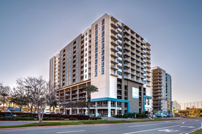 Plus de détails pour 100 Main St N, Saint Petersburg, FL - Multi-résidentiel à vendre