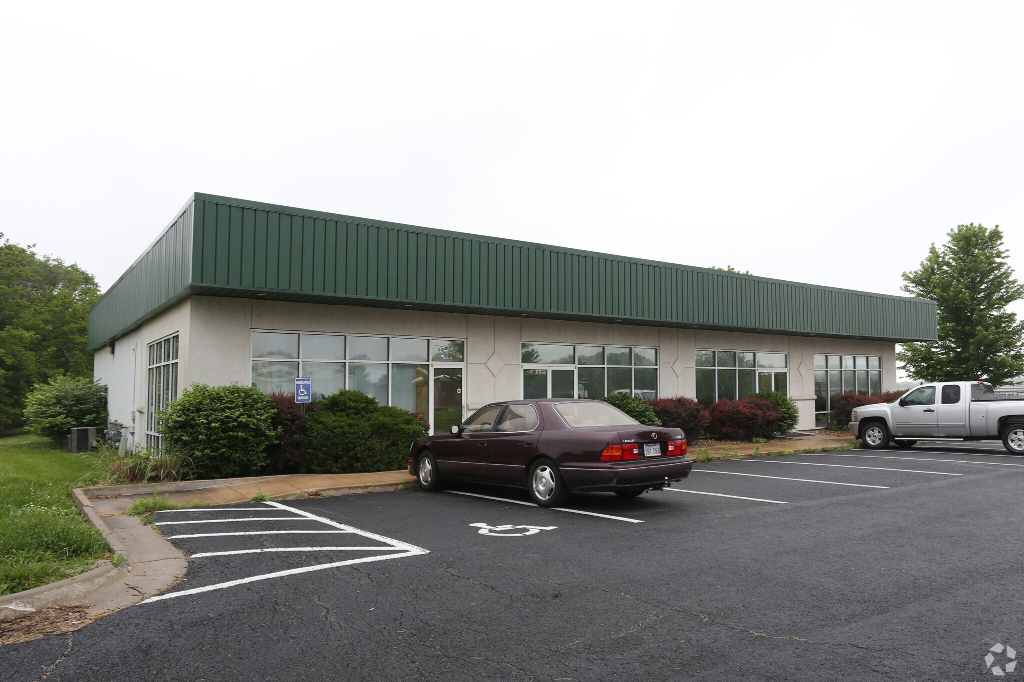 450 N Iowa St, Lawrence, KS à louer Photo du bâtiment- Image 1 de 7