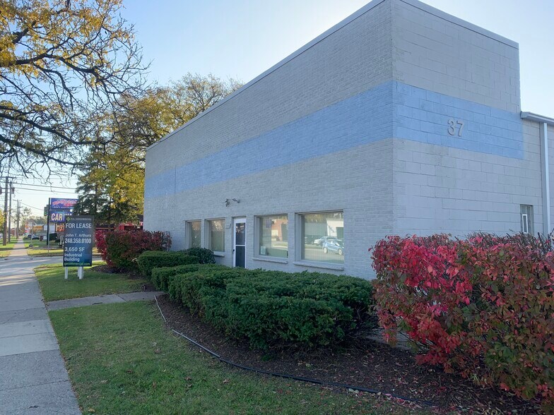 3720 E Ten Mile Rd, Warren, MI à louer - Photo du bâtiment - Image 2 de 6