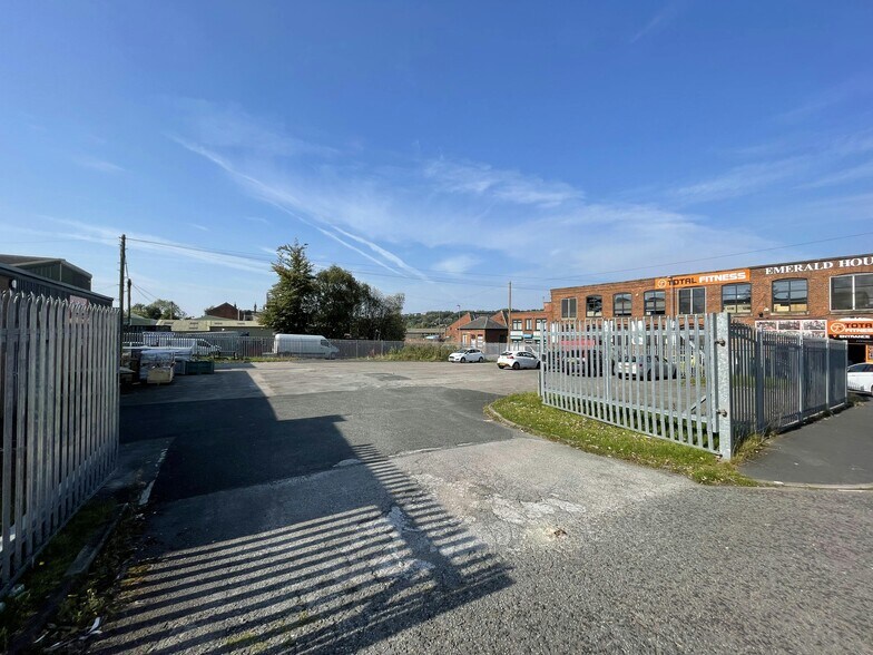 115 Huddersfield Rd, Oldham à louer - Photo du bâtiment - Image 3 de 10