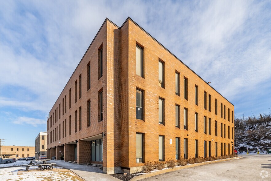 1750 Courtwood Cres, Ottawa, ON à louer - Photo du bâtiment - Image 2 de 6