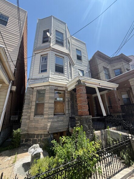 218 Maple St, Weehawken, NJ for sale - Building Photo - Image 2 of 3
