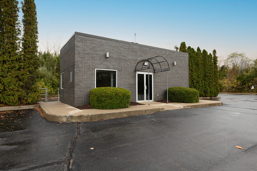 7271 N Main St, Dayton, OH for lease - Building Photo - Image 1 of 2