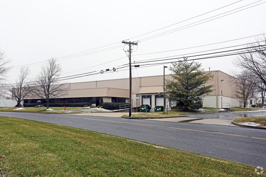 1050 Thomas Busch Memorial Hwy, Pennsauken, NJ à louer - Photo du bâtiment - Image 2 de 2