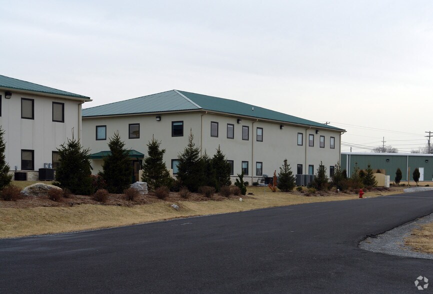 130 E Burr Blvd, Kearneysville, WV à louer - Photo du bâtiment - Image 2 de 43
