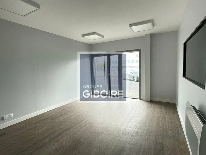 Industrial in Rennes for lease - Interior Photo - Image 3 of 7