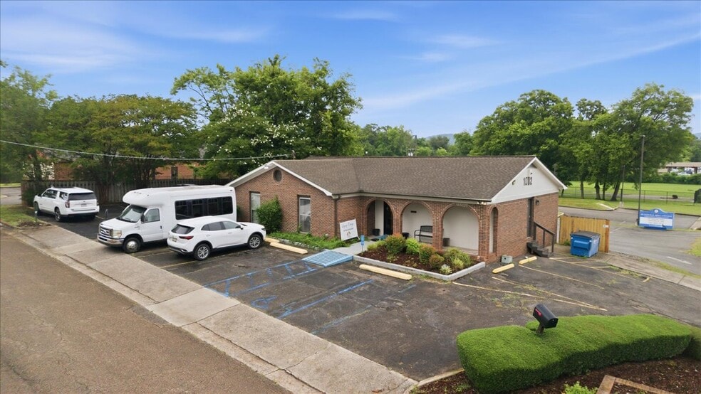 1002 Oakwood Ave NW, Huntsville, AL for lease - Building Photo - Image 2 of 24