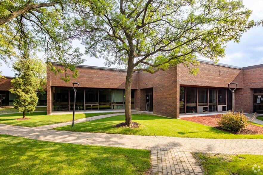 80 Galaxy Blvd, Toronto, ON à louer - Photo du bâtiment - Image 3 de 9