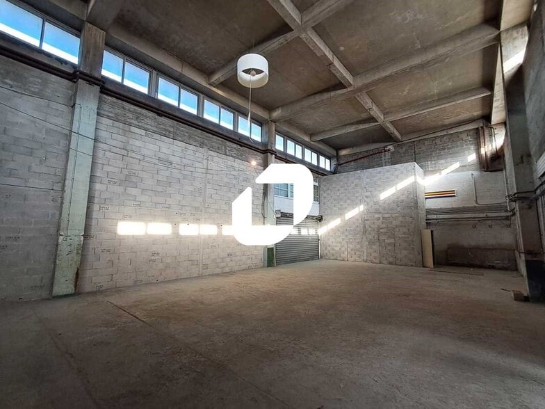 Flex in Nanterre for lease - Interior Photo - Image 3 of 3