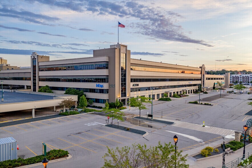 1515-1575 N River Center Dr, Milwaukee, WI for lease - Building Photo - Image 2 of 3
