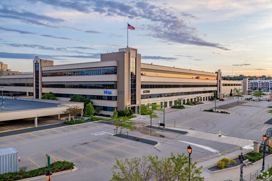 1515-1575 N River Center Dr, Milwaukee, WI à louer - Photo du bâtiment - Image 2 de 3