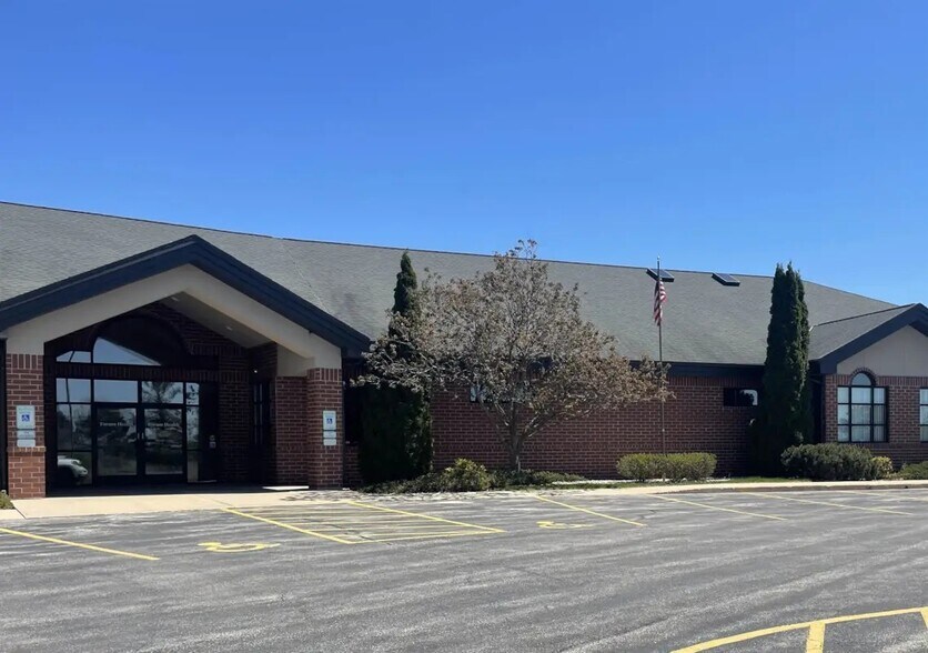 180 Knights Way, Fond Du Lac, WI à vendre - Photo du bâtiment - Image 1 de 71