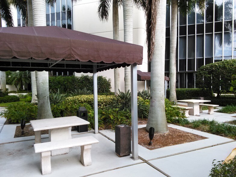 3003 Tamiami Trl N, Naples, FL à louer - Photo du bâtiment - Image 2 de 40