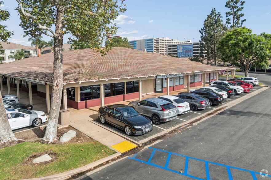 1111 W Town and Country Rd, Orange, CA for lease - Building Photo - Image 1 of 15