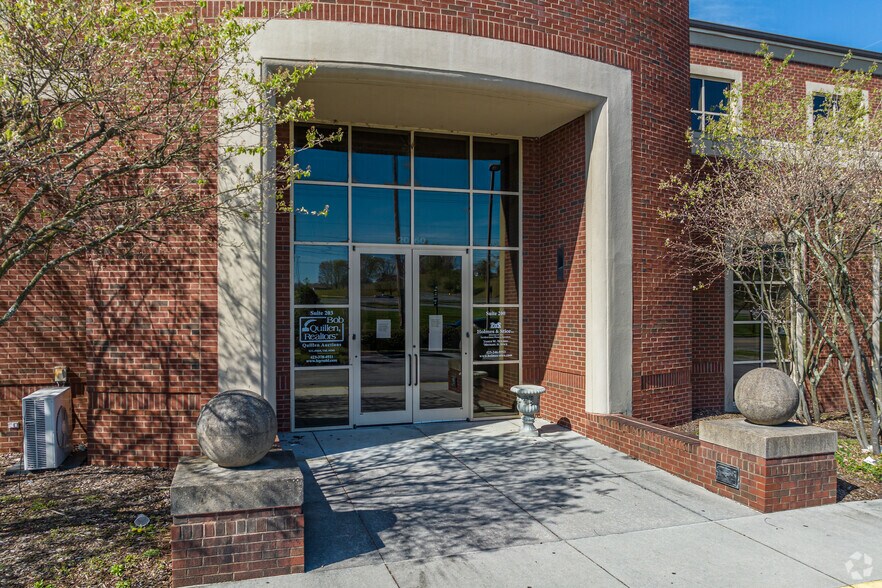 2060 Fort Henry Dr, Kingsport, TN à louer - Photo du bâtiment - Image 3 de 5