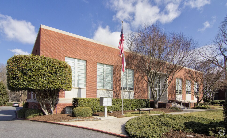 420 3rd Ave NW, Hickory, NC à vendre - Photo du bâtiment - Image 1 de 9