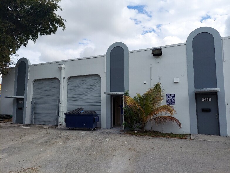 5401-5423 NW 74th Ave, Miami, FL à louer - Photo du bâtiment - Image 2 de 6