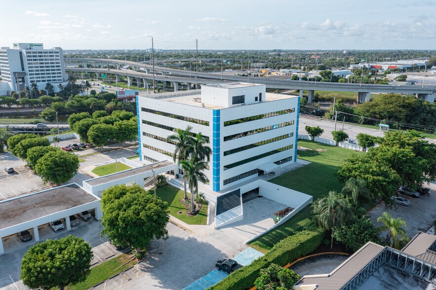 1501 Belvedere Rd, West Palm Beach, FL à louer - Photo du bâtiment - Image 2 de 12