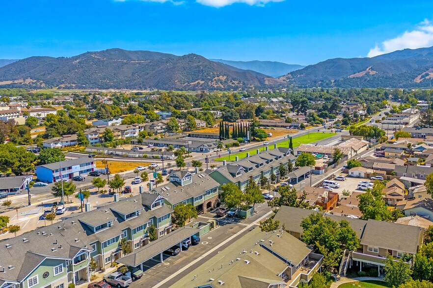 593 Avenue Of Flags, Buellton, CA à vendre - Photo du bâtiment - Image 2 de 20