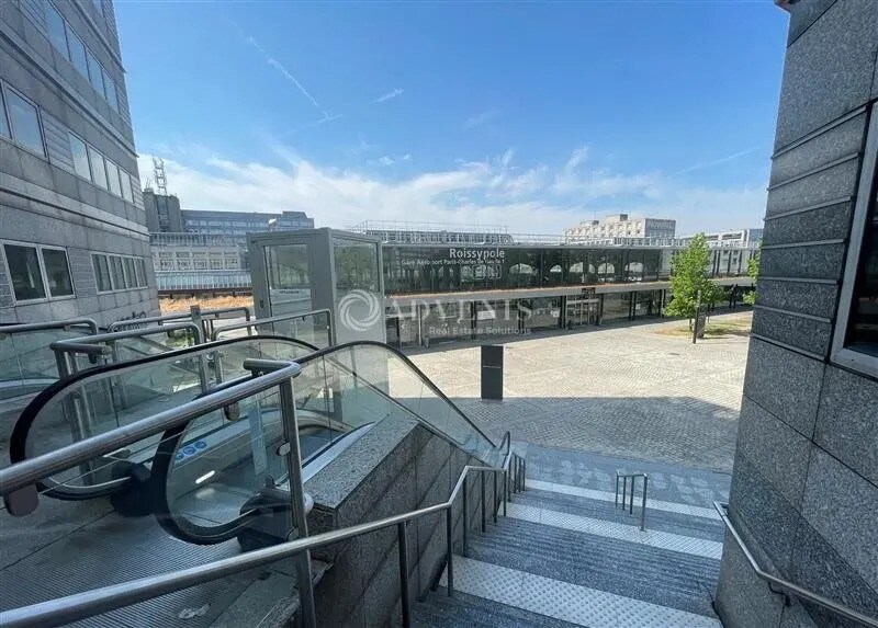 Office in Tremblay-en-France for lease - Building Photo - Image 2 of 7