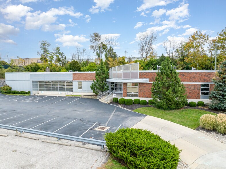 5546 Fair Ln, Fairfax, OH à louer - Photo du bâtiment - Image 1 de 36