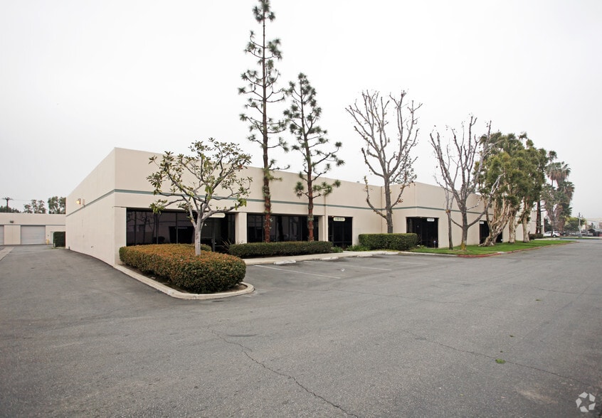 8541 Wellsford Rd, Santa Fe Springs, CA à louer - Photo du bâtiment - Image 3 de 3