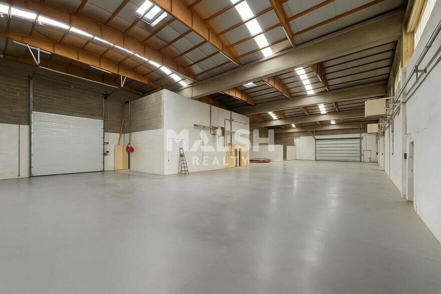 Office in Chassieu for lease - Interior Photo - Image 3 of 10