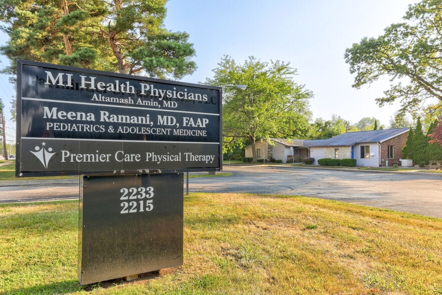 2215 N Center Rd, Saginaw, MI à vendre - Photo du bâtiment - Image 3 de 29