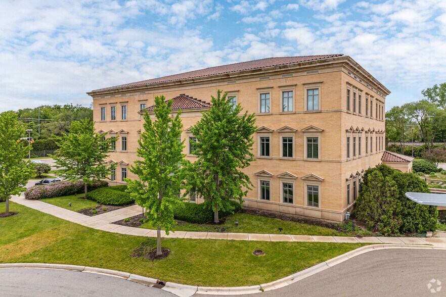 4970 Varsity Dr, Lisle, IL à vendre - Photo principale - Image 1 de 5