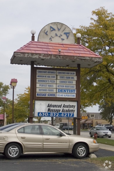 600-658 N Addison Rd, Villa Park, IL à louer - Photo du bâtiment - Image 3 de 8