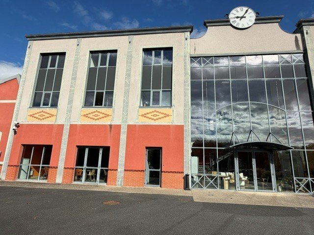 Office in for lease - Building Photo - Image 1 of 9