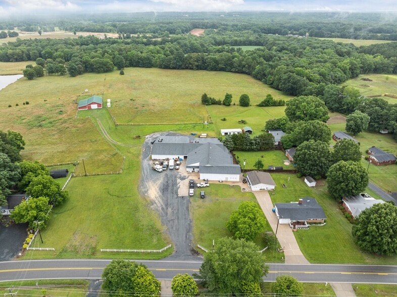704 N Central Ave, Locust, NC à louer - Photo du bâtiment - Image 3 de 64