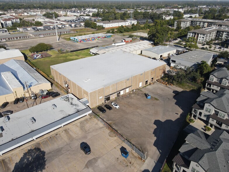 10910 Katy Fwy, Houston, TX à louer - Photo du bâtiment - Image 2 de 4