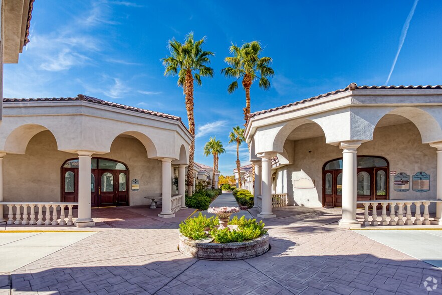 5852 S Pecos Rd, Las Vegas, NV à vendre - Photo du bâtiment - Image 3 de 7