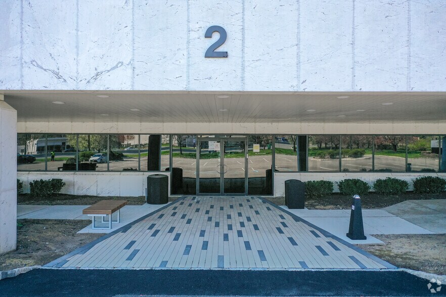 2 Park Way, Upper Saddle River, NJ à louer - Photo du bâtiment - Image 2 de 5