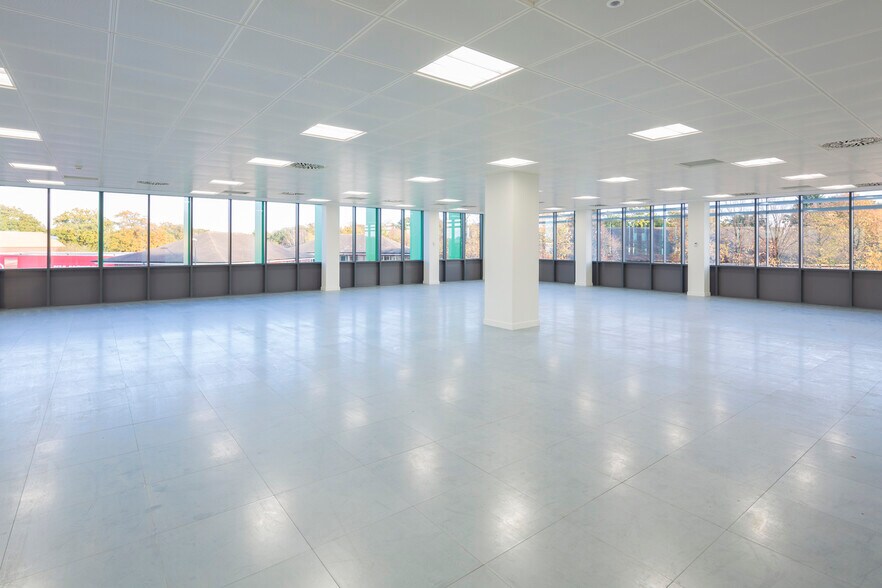 4 Gatwick Rd, Crawley à louer - Photo du bâtiment - Image 3 de 4